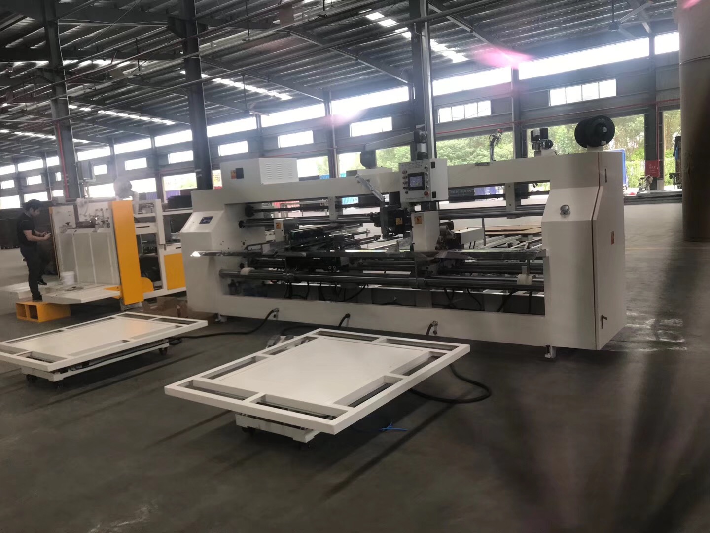 標(biāo)題：高效精準(zhǔn)，賦能包裝——雙片式釘箱機(jī)